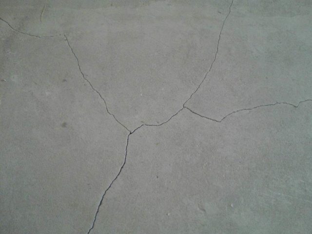 Почему трескается бетон после заливки?