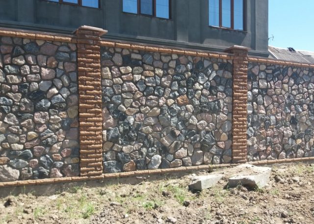 Забор для частного дома: фото, обзор, виды и как выбрать