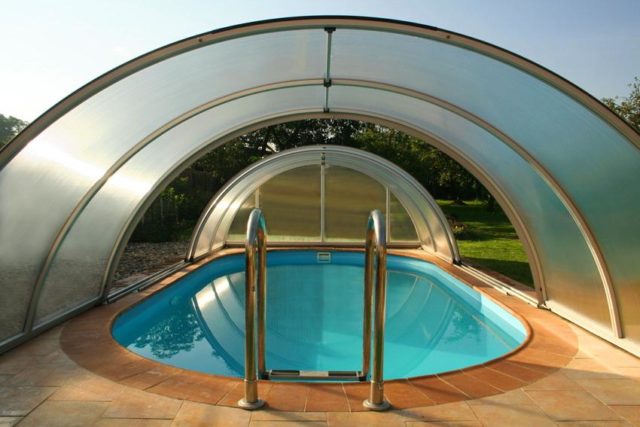 Навесы для бассейна из поликарбоната: фото, материал и форма
